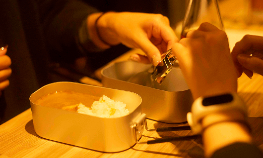 Bitstar Cafe & Barで提供されるネスティンに入ったカレーの画像