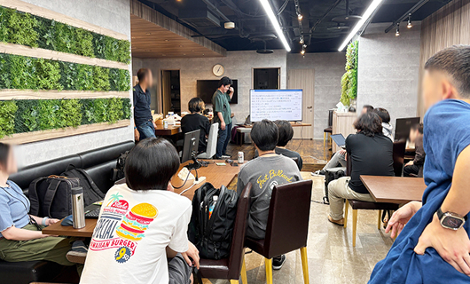 ライトニングトークを聞く複数の社員の画像