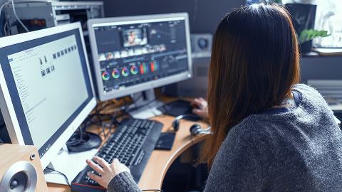 PCで作業をする女性の画像